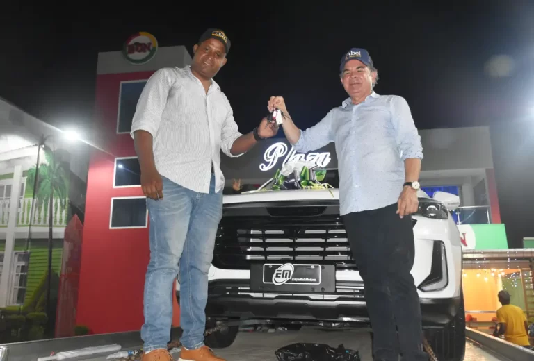 Antonio Cruz entrega las llaves de una jeepeta al ganador, el profesor Berlín Bonilla 1 Antonio Cruz entrega las llaves de una jeepeta al ganador, el profesor Berlín Bonilla