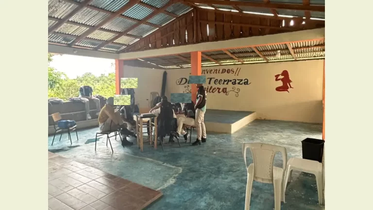 Estudiantes recibían clases en una barra de Villa Los Almácigos
