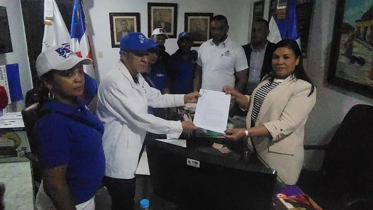 Video - Secretario general de la ADP entrega documento reivindicatorio en Mao ante incumplimientos del Minerd 1 Julio Canelo y Candida Rodriguez ADP