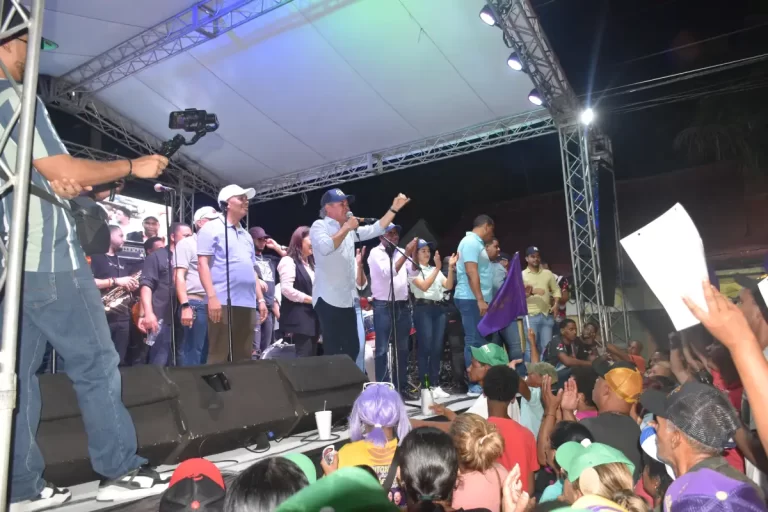Antonio Cruz, del PLD, rifa jeepeta en cierre de campaña con presencia de Ranfy Torres y El Prodigio