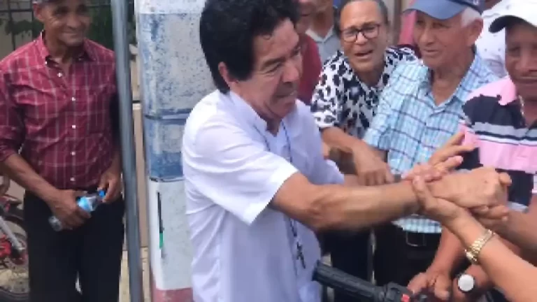 Video – Diácono acusado de abuso sexual contra menor es apoyado por residentes de Santiago Rodríguez