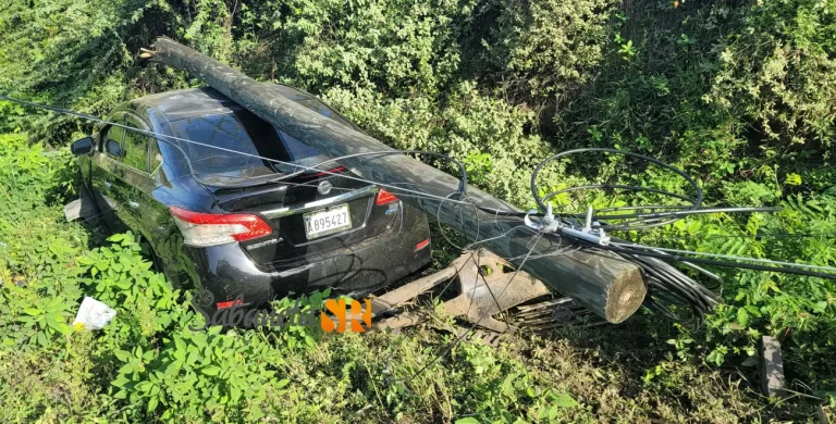 Carro abandonado en Sabaneta tras accidente que derribó un poste eléctrico