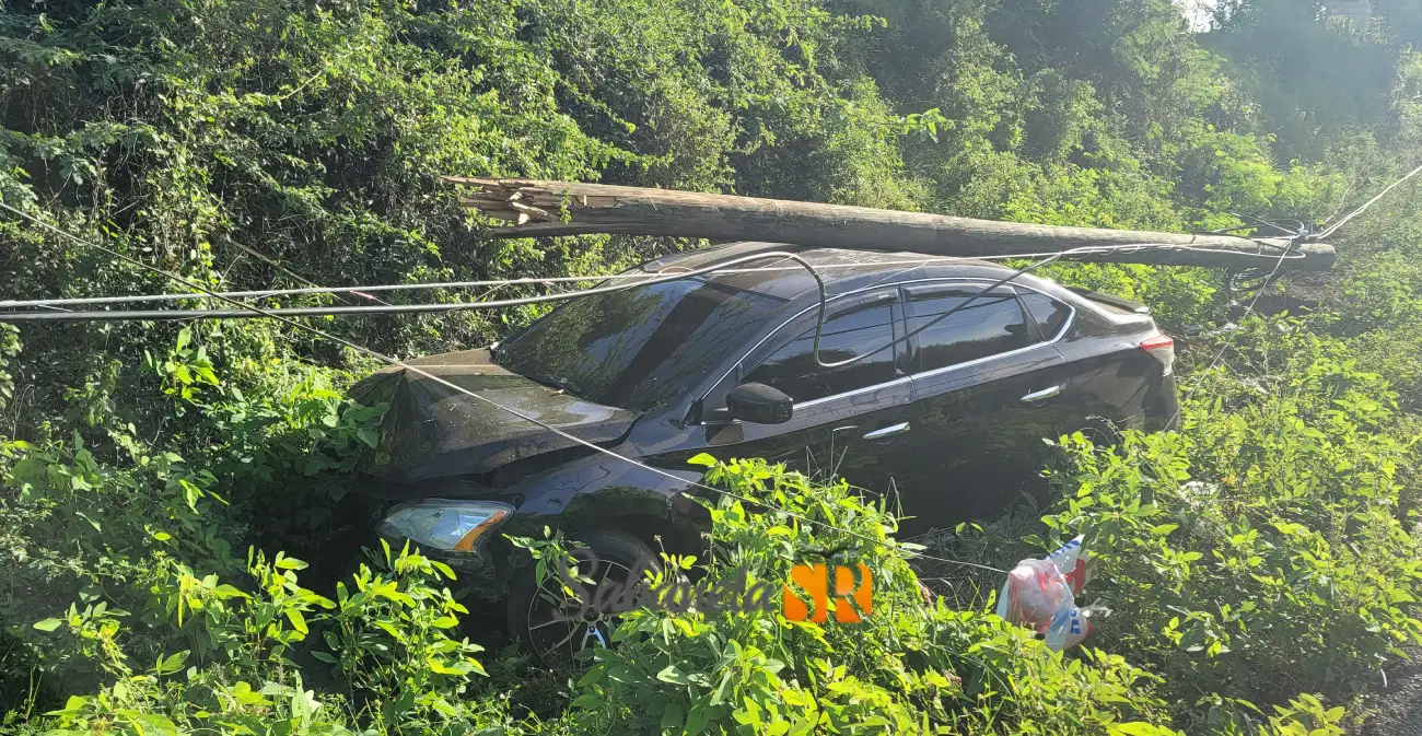 Carro abandonado en Sabaneta tras accidente que derribó un poste eléctrico 2 Nissan Sentra S 2