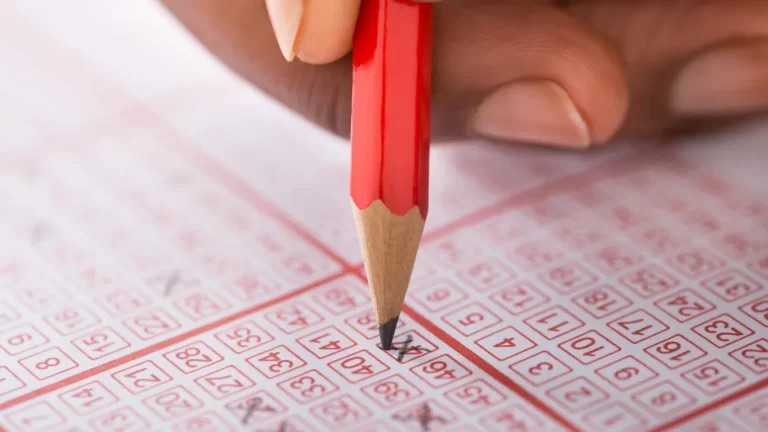 Hombre utiliza truco matemático para ganar 14 veces la lotería