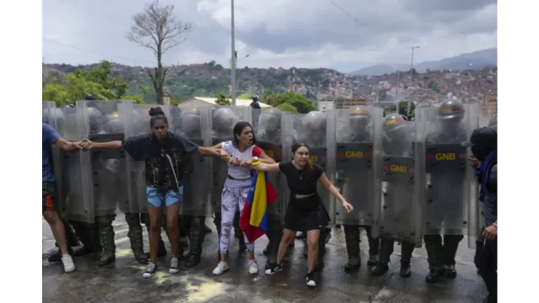 «¡Este gobierno va a caer!», estallan protestas en Caracas contra reelección de Maduro