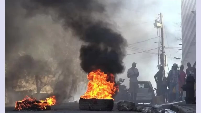 HAITÍ: Las pandillas asaltan y queman otros cuarteles Policía 2 HAITÍ: Las pandillas asaltan y queman otros cuarteles Policía