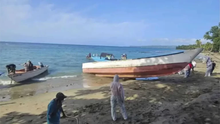 Barco africano hallado en RD salió con 77 migrantes a bordo, cuatro de ellos menores