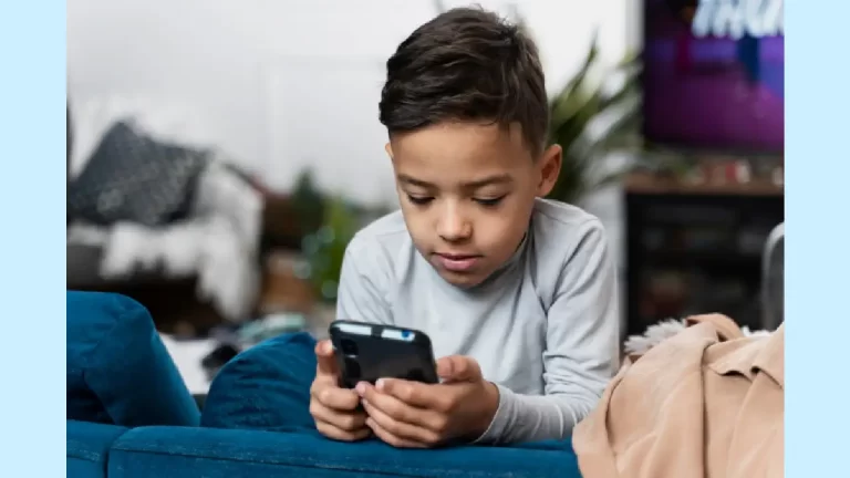 Adultos no deberían darle un celular a niños menores de 11 años, advierte un operador de telefonía