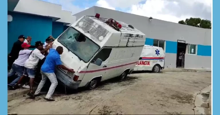 Enfurecidos por fallecimiento de joven, personas vuelcan ambulancia en hospital
