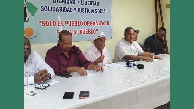 Parceleros rechazan fusión del IAD con Ministerio de Agricultura 1 Parceleros rechazan fusión del IAD con Ministerio de Agricultura