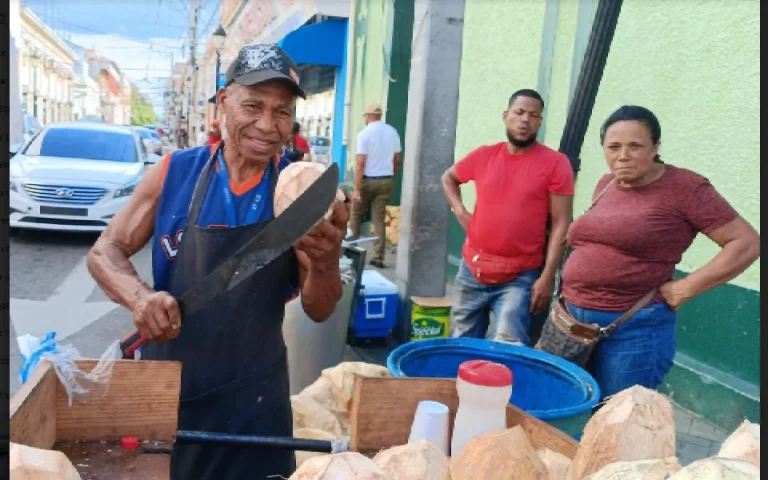 Vendedor de coco padre de 13 hijos con dos mujeres