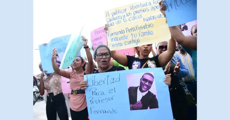 “Libertad para Fernando”, defienden a profesor acusado violación en escuela de San Pedro de Macorís 1 “Libertad para Fernando”, defienden a profesor acusado violación en escuela de San Pedro de Macorís