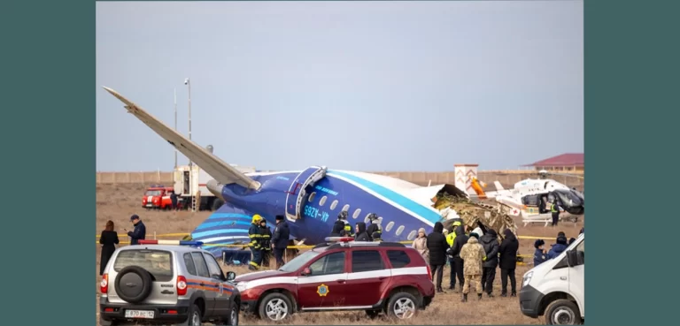 Video – Sobreviven 32 pasajeros tras estrellarse un avión en Kazajistán