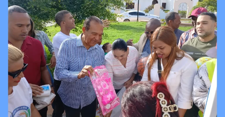 Senador Antonio Marte entrega miles de juguetes
