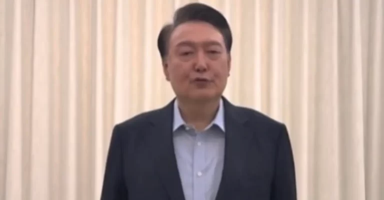 VIDEO – Policías de Corea del Sur detienen al presidente Yoon, quien había sido suspendido del cargo