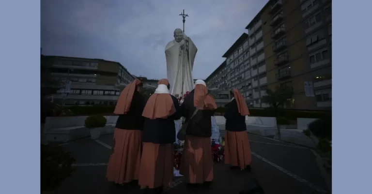 El Papa Francisco responde bien al tratamiento contra la neumonía y muestra «mejoría gradual y leve»