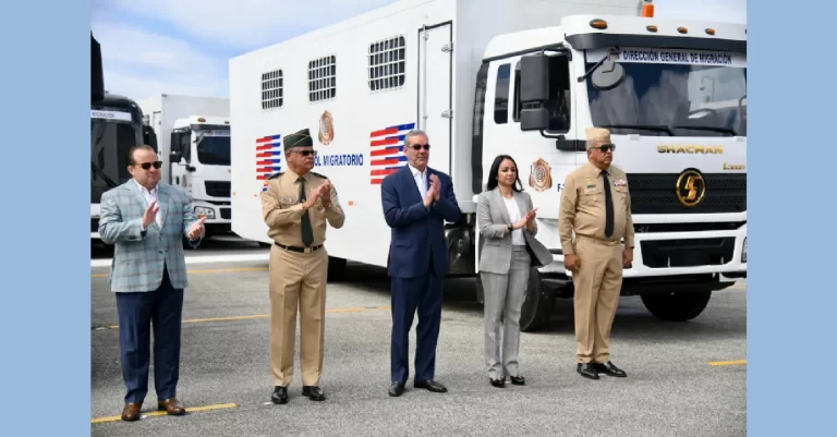 Gobierno entrega 50 camiones y 8 autobuses para reforzar repatriaciones de haitianos