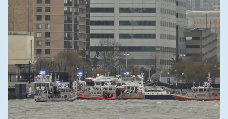 Seis personas mueren en caída de helicóptero en el río Hudson en NY
