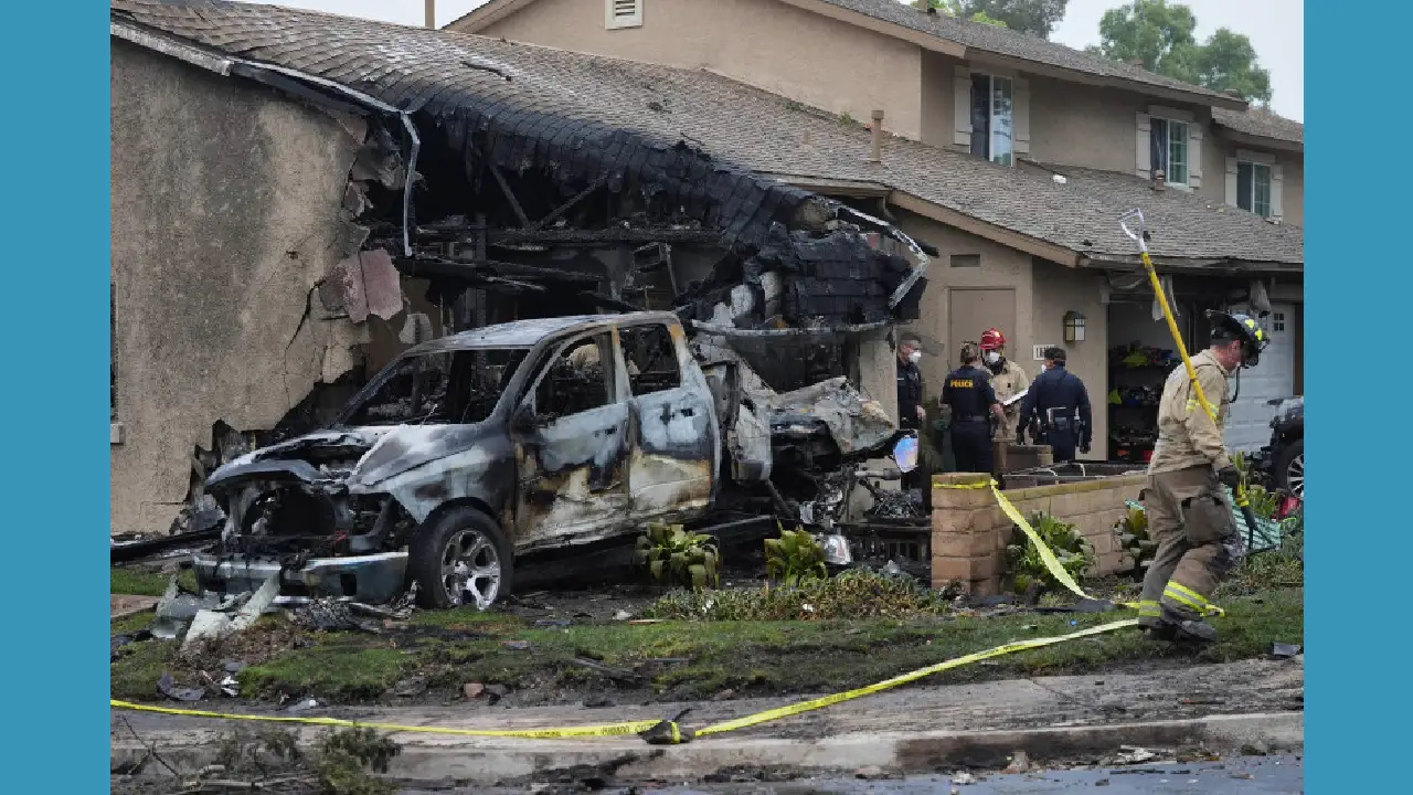 Avión privado se estrella sobre una zona de viviendas en San Diego, California 1 Avion estrella California FE