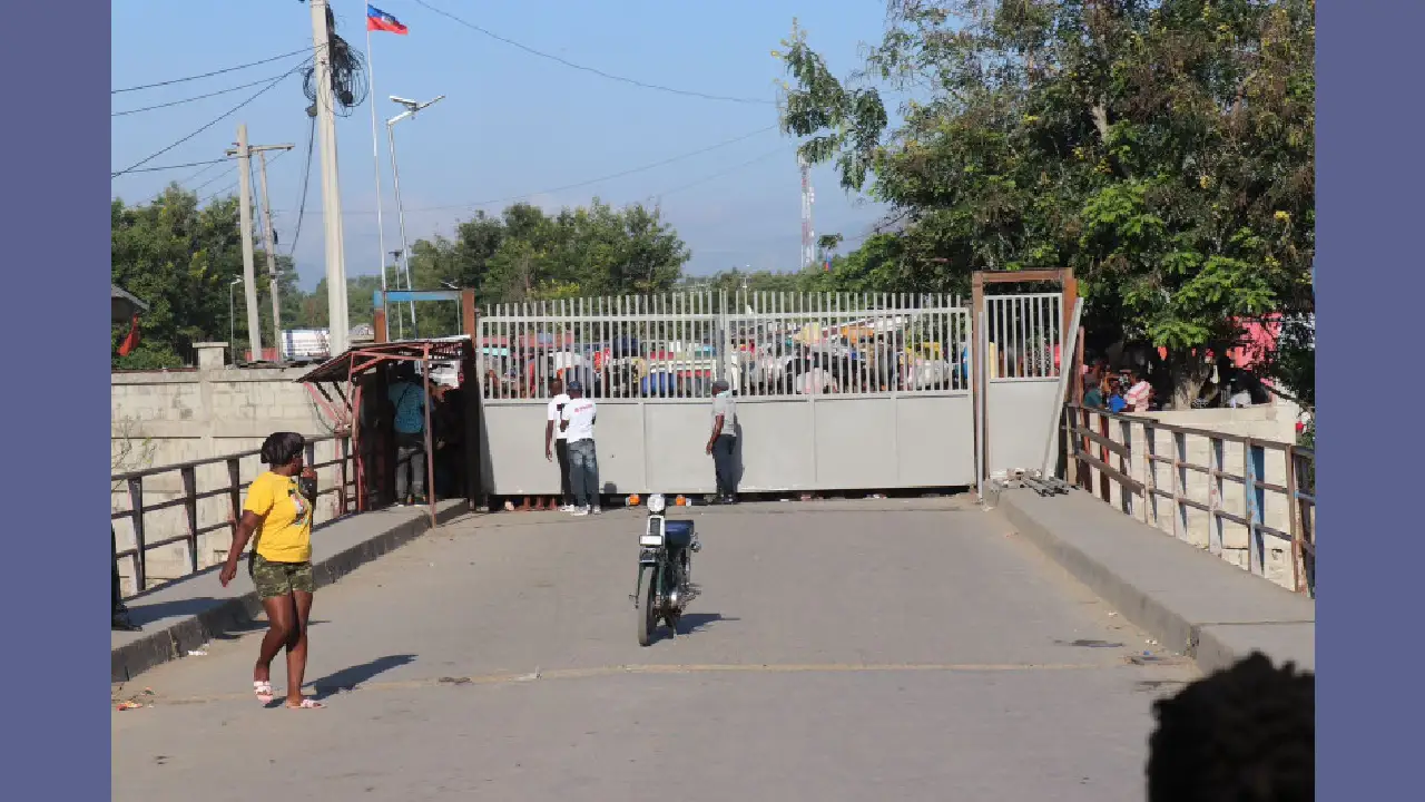 Haití instala portón fronterizo sobre el puente que une Dajabón con Juana Méndez 1 Instalan porton fronterizo