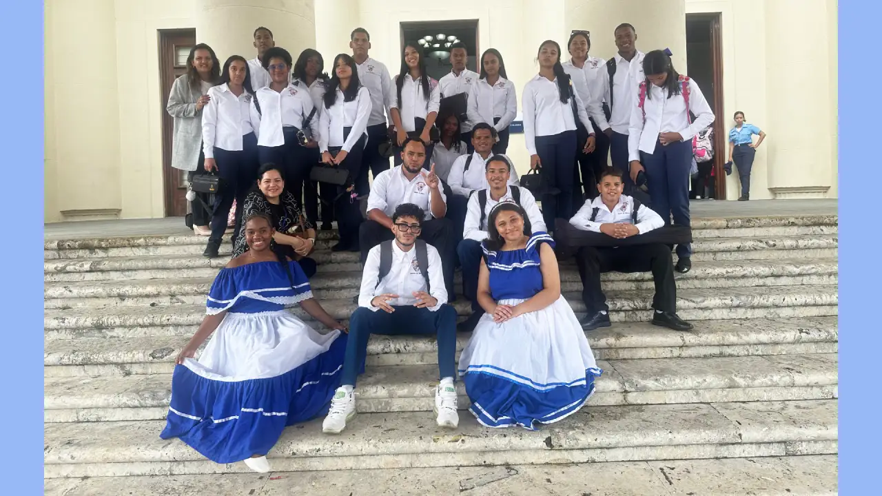 Liceo Prof. Jorge Sterling Echavarría se luce en la 12.ª Gala Nacional "Arte Sin Fronteras 2025" 1 Liceo Jorge Sterling Echavaria Artes