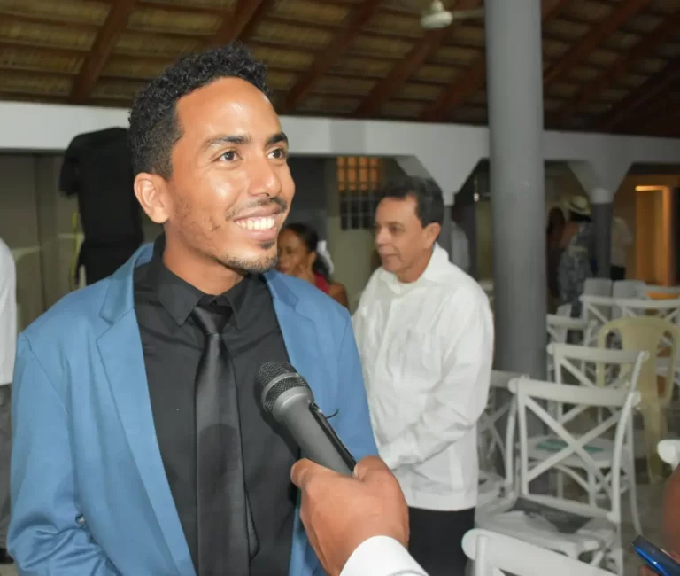 FUNDESER reconoce a Josia Domínguez – guionista de EDÉN Escondido
