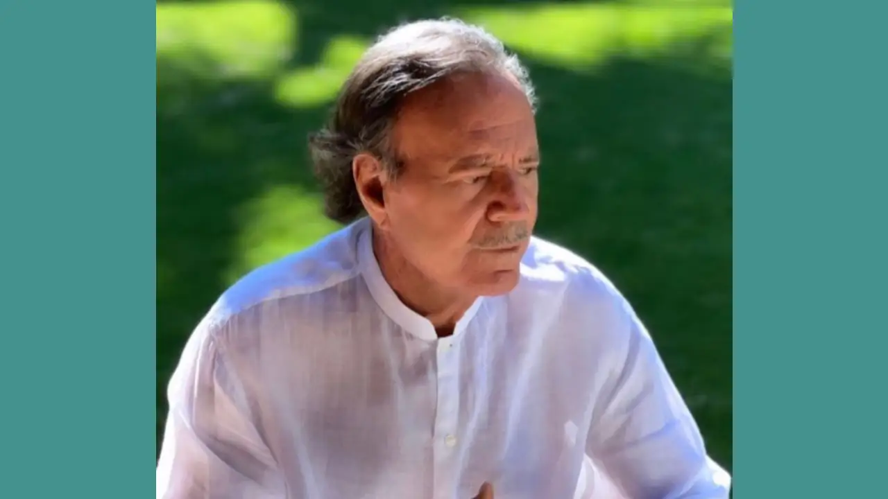 Julio Iglesias, el vecino más popular de un pueblo español famoso por sus ataúdes 1 Julio Iglesias durante una presentación artística en España