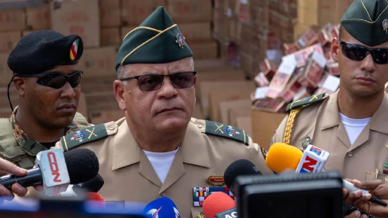 Teniente general Fernández Onofre - habla con periodista sobre situacion en la frontera