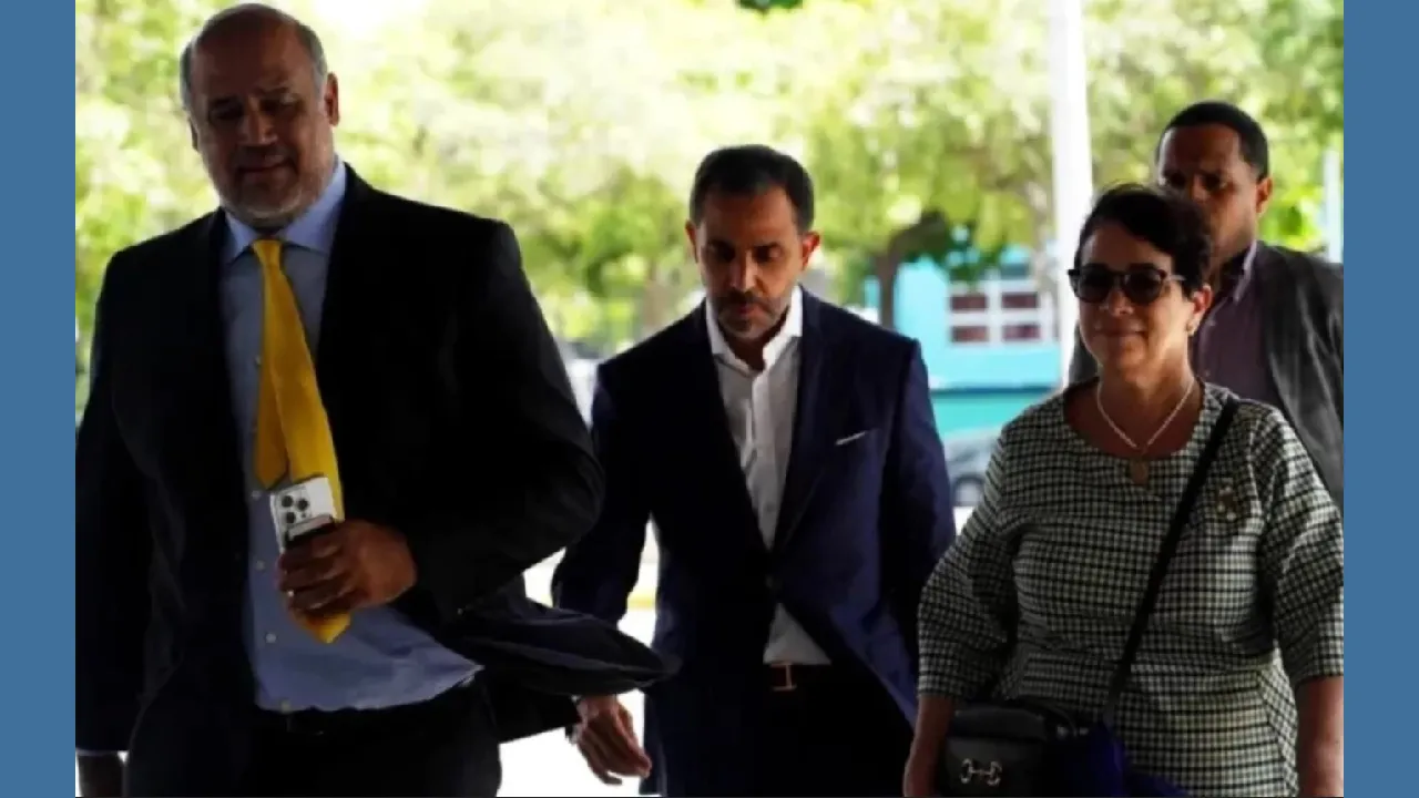 Los hermanos Espaillat junto a su abogado.