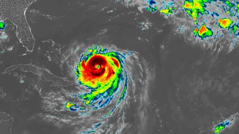 El huracán Erin es categoría 4 en la escala de Saffir-Simpson y se localiza aproximadamente a 190 kilómetros al nor/noreste de Gran Turk Island. (FUENTE EXTERNA)