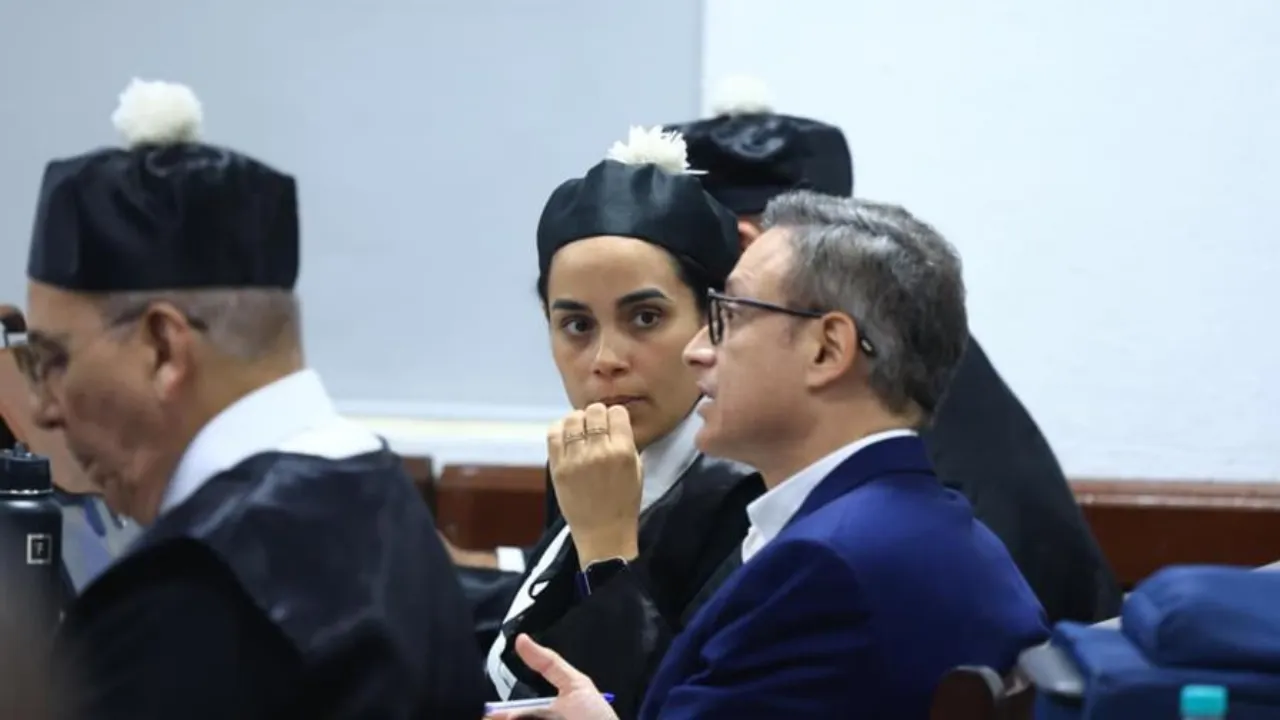 Exprocurador Jean Alain interpone acción de habeas corpus contra Migración 1 El exprocurador general Jean Alain Rodríguez junto a sus abogados Nelys Rivas y Carlos Balcácer, en una audiencia del juicio de fondo por estafa al Estado este miércoles 20 de agosto del 2025. (DIARIO LIBRE/SAMIL MATEO DOMINICI)