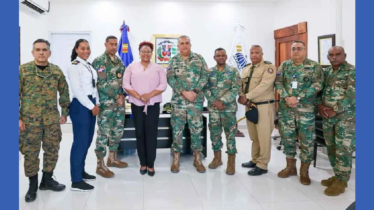 El director de Migración de la República Dominicana, vicealmirante Luis Rafael Lee Ballester, y otras autoridades al término de un recorrido por la provincia de Pedernales