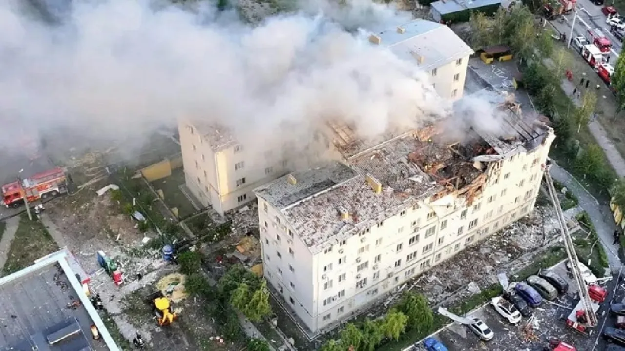 Edificio residencial atacado por rusia en Járkov