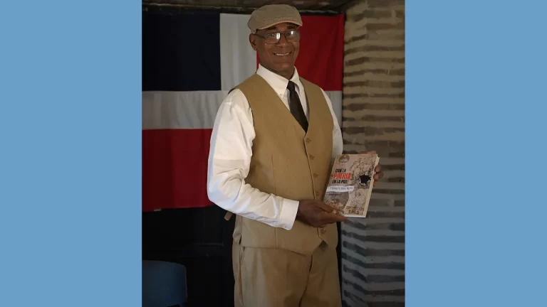 Sergio Reyes II pone libro en circulación