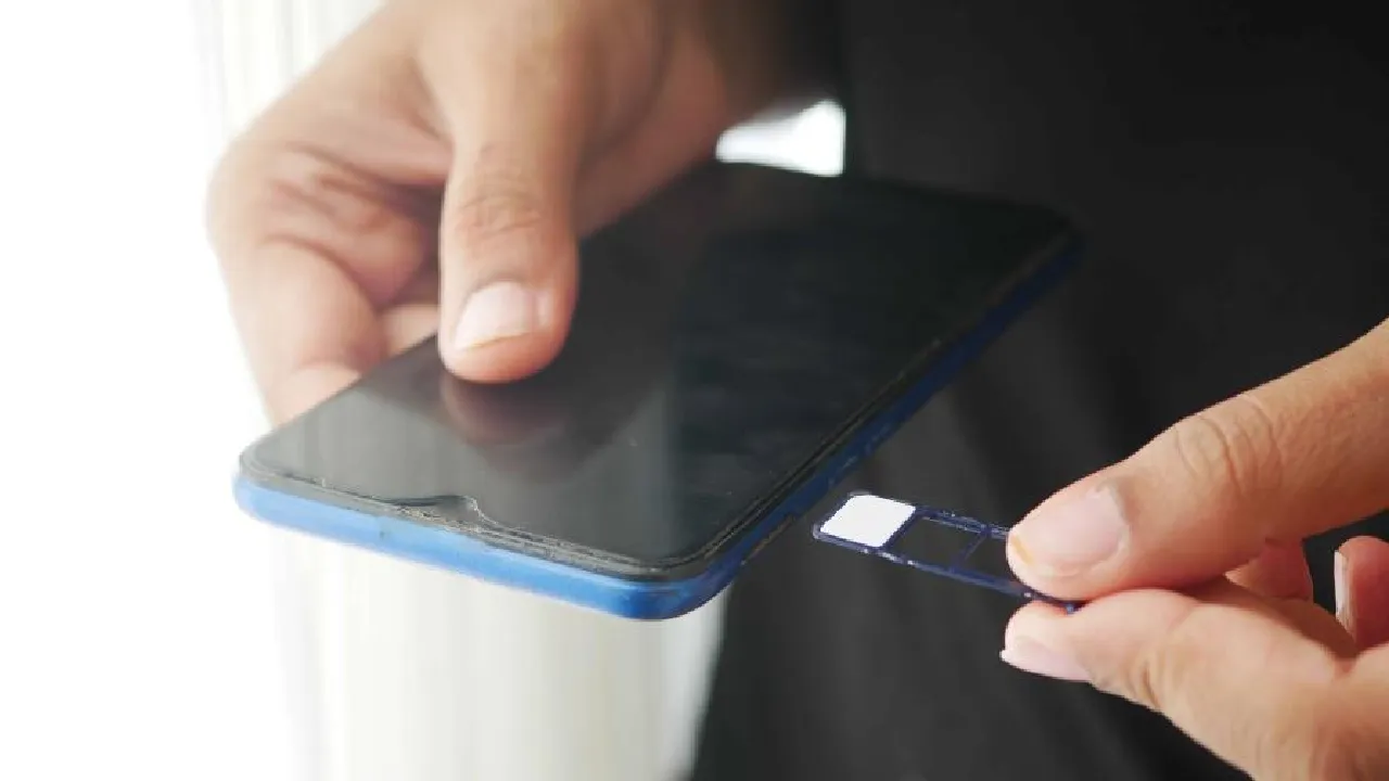 Una persona inserta en el celular una SIM. Los dominicanos que tienen contratadas tarjetas SIM prepago superan a quienes pagan una renta para acceder a telefonía e internet con su número telefónico. (SHUTTERSTOCK)