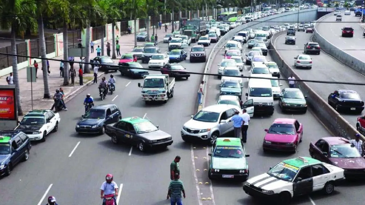 Desorden del transito en RD. (FUENTE EXTERNA)