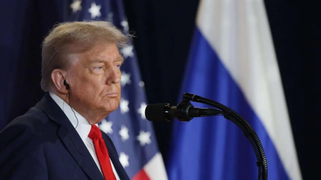 El presidente de Estados Unidos, Donald Trump, mientras escuchaba al presidente ruso, Vladimir Putin, durante una conferencia de prensa conjunta tras su reunión en la Base Conjunta Elmendorf-Richardson en Anchorage, Alaska, Estados Unidos. (EFE/EPA/GAVRIIL GRIGOROV/SPUTNIK/KREMLIN POOL)