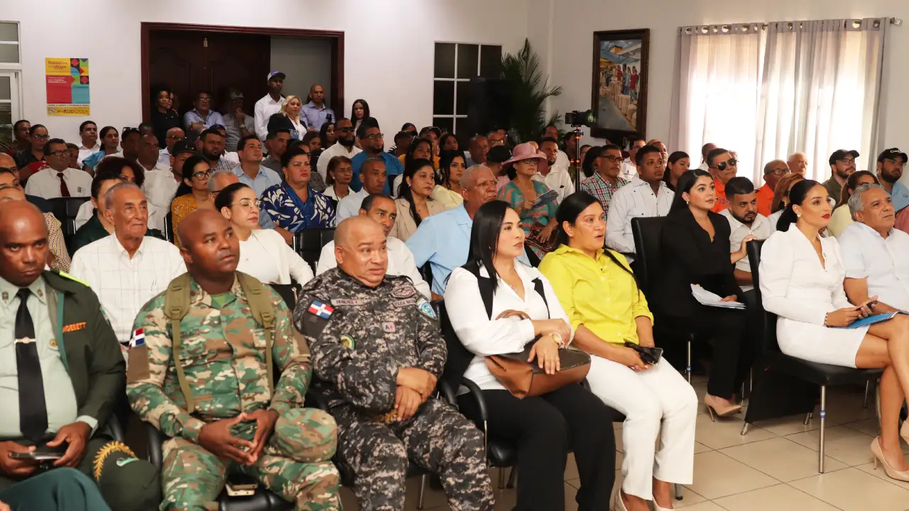 Presentes en el salón de actos Prof. Juan Bosch de la gobernacion en Santiago Rodríguez.