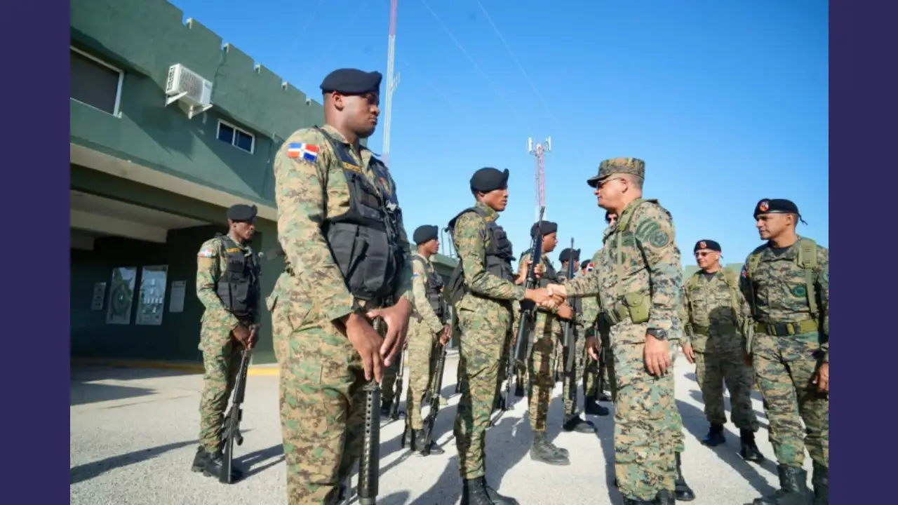 Ministro de Defensa garantiza seguridad en la frontera pese a inestabilidad en Haití 1 Fernández Onofre, quien encabezó un amplio recorrido por la frontera de sur y norte, dijo que andan supervisando las tropas desplegadas. Fuente Externa