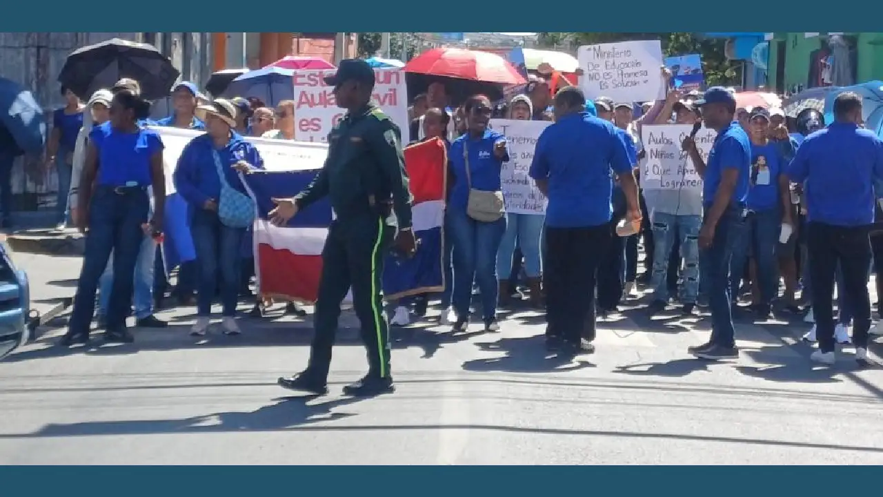 Maestros banilejos paralizan docencia y marchan en reclamo de la escuela Las Carreras 1 Maestros protestan en Baní. Listín Diario