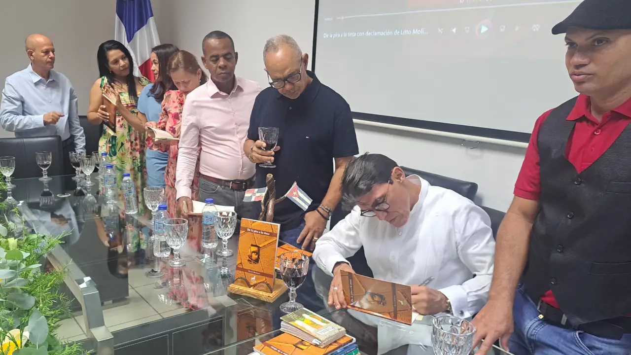 Video | Racso Morejón presenta en Santiago Rodríguez su libro De la pira a la tinta 3 Morejon libro 3