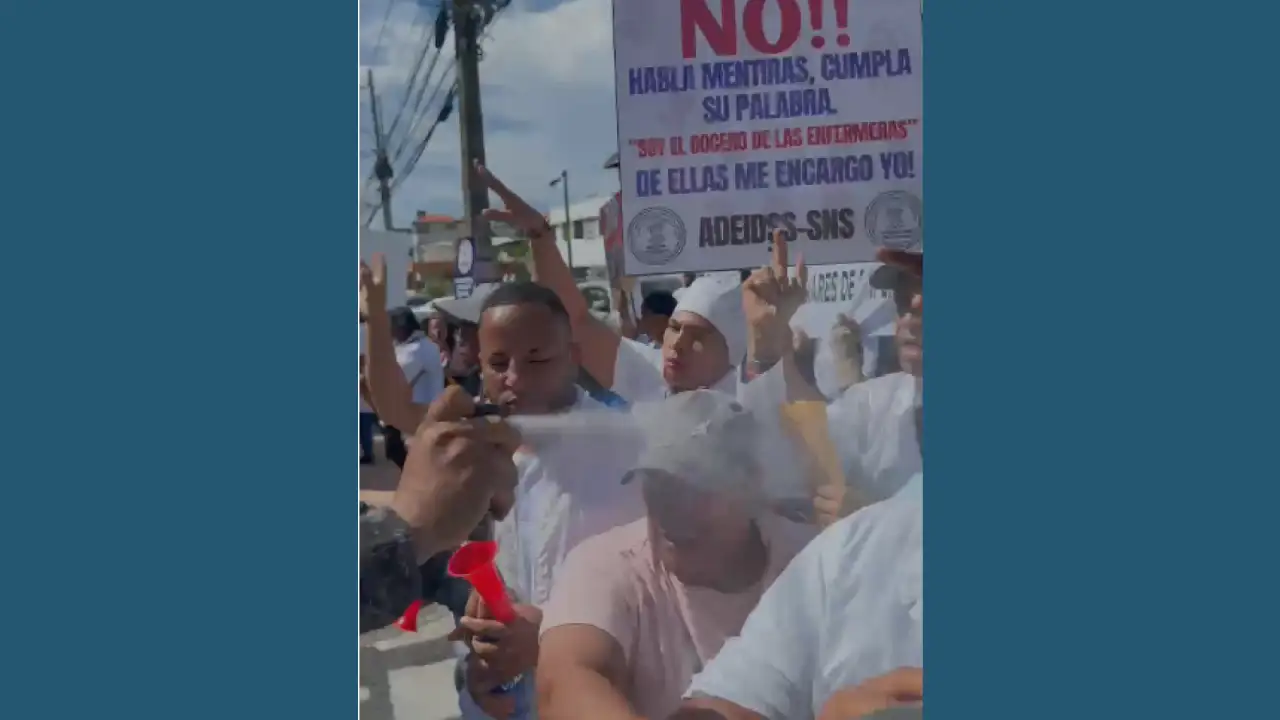 Policías rocían gas pimienta a enfermeras mientras protestaban por reivindicaciones 1 Los manifestantes marcharon exigiendo la aplicación de la pensión de un 100% y otras reivindicaciones. Listín Diario