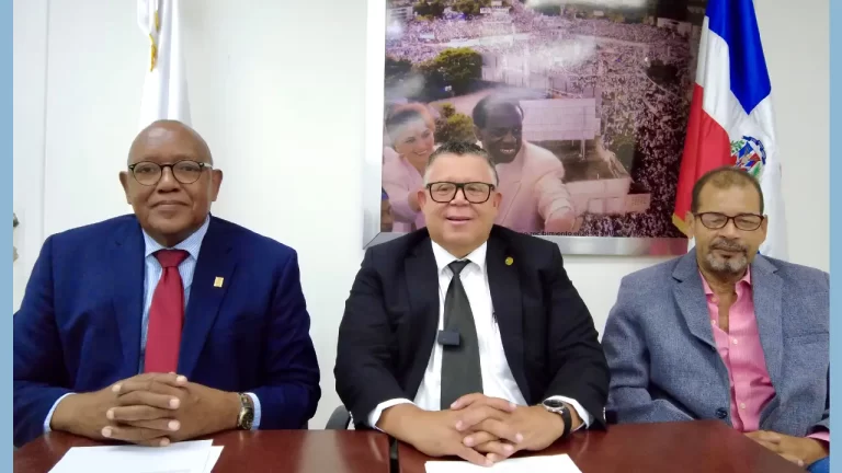 El delegado político del PRD ante la JCE, Fernando Pérez Volquez, junto a otros dirigentes. (foto tomada del Almomento.net)