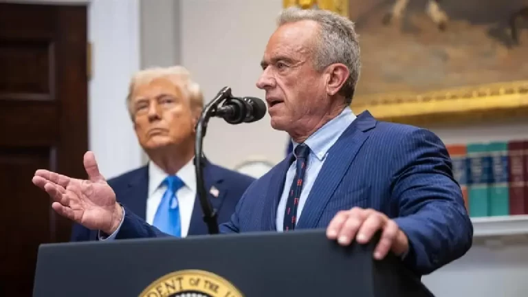 El secretario de Salud y Servicios Humanos, Robert F. Kennedy Jr., habla mientras el presidente estadounidense, Donald Trump, observa durante los anuncios en la Sala Roosevelt de la Casa Blanca, en Washington, D. C., EE. UU.. Trump anunció nuevas recomendaciones sobre el autismo y el uso del paracetamol. (EFE/EPA/FRANCIS CHUNG / POOL)