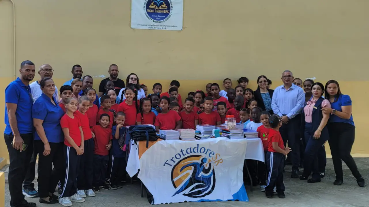 TrotadoreSR entrega útiles escolares en escuela de Pata de Vaca
