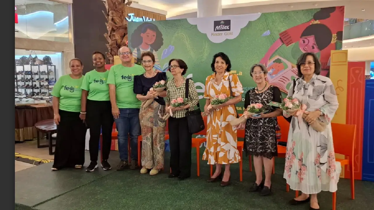 Las voces que educan y encantan 1 De izquierda a derecha: Lic. Mariela García, mediadora y gestora cultural, Marcia Ventura, Dr. Juan Carlos Total, Lucía Amelia Cabral, Margarita Luciano, Brunilda Contreras, Leibi NG y Eleonor Grimaldi Sillié
