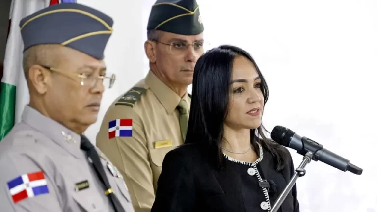 Faride Raful encabezó una rueda de prensa al término de la reunión del lunes con el presidente Luis Abinader en la Policía Nacional. (DIARIO LIBRE/MATÍAS BONCOSKY)