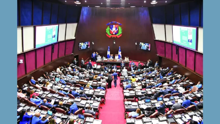Los legisladores analizan la propuesta de reforma del Código Laboral presentada por el Gobierno. (foto: FE)