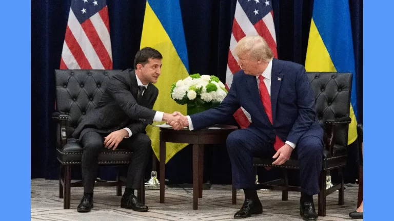 Donald Trump (izquierda), saluda al presidente ucraniano, Volodymyr Zelensky - Foto: The White House / Wikimedia Commons (CC BY 3.0)