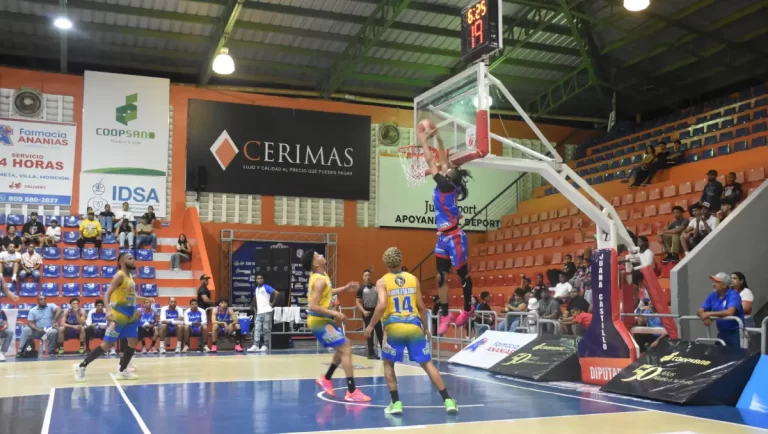 ABASARO: Emoción doble jornada del Torneo Superior de Santiago Rodríguez. Luis Morel con la clavada. | Foto: SabanetaSR